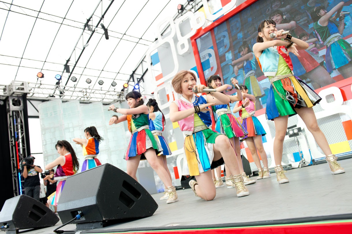Cheeky Paradeによる「めざましライブ」の様子。