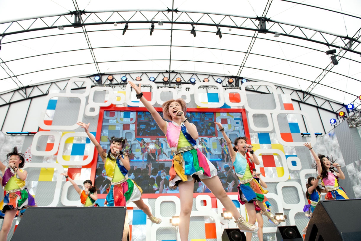 Cheeky Paradeによる「めざましライブ」の様子。