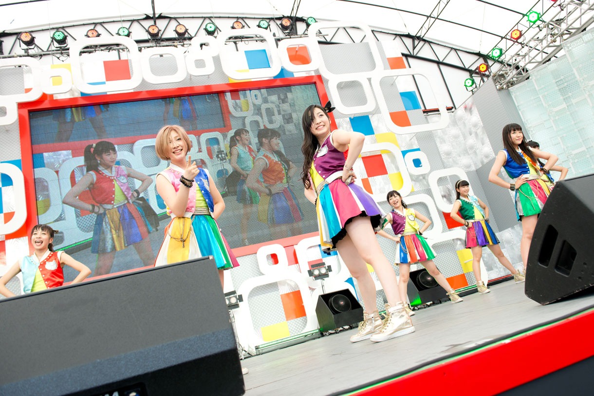 Cheeky Paradeによる「めざましライブ」の様子。