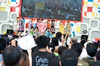 SUPER☆GiRLSによる「めざましライブ」の様子。