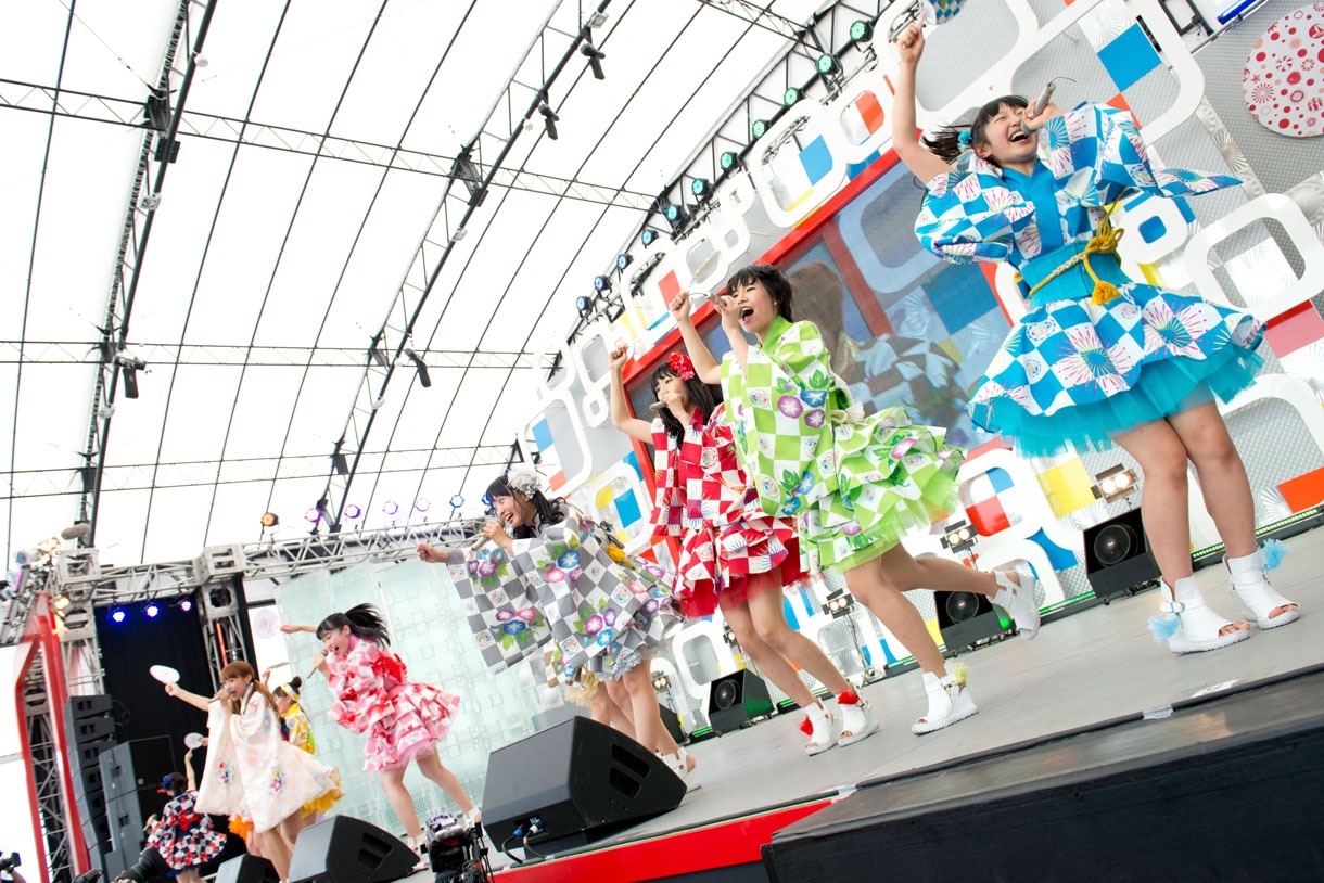 SUPER☆GiRLSによる「めざましライブ」の様子。
