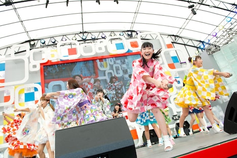 SUPER☆GiRLSによる「めざましライブ」の様子。