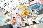 SUPER☆GiRLSによる「めざましライブ」の様子。