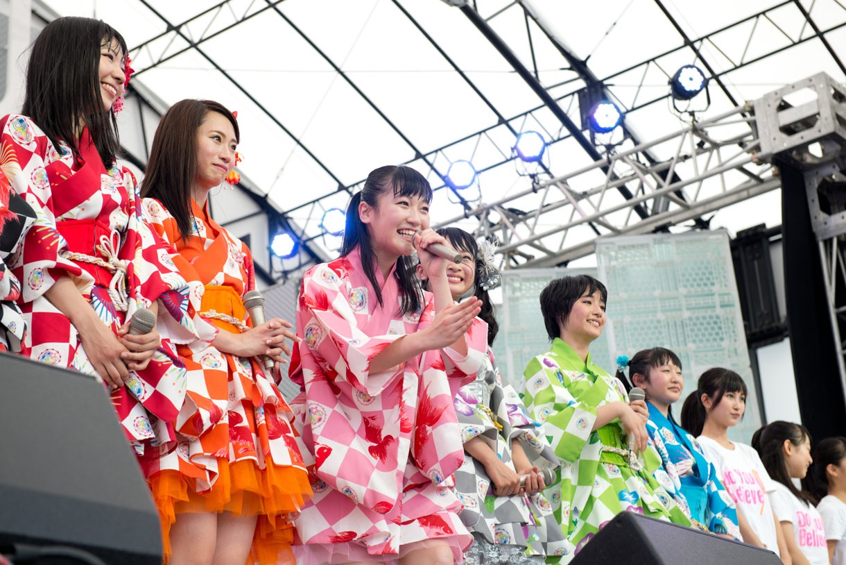 SUPER☆GiRLSによる「めざましライブ」の様子。