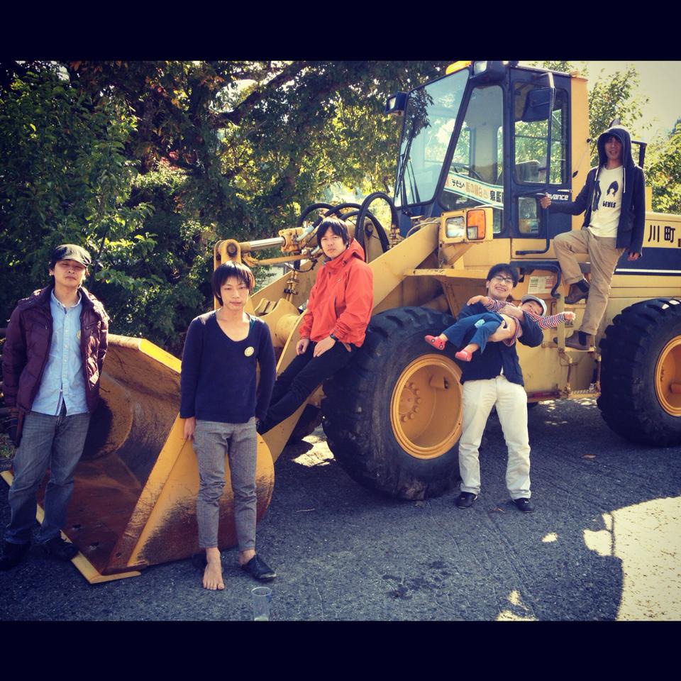 6EYES。右から2人目がサトゥ（Sax）。