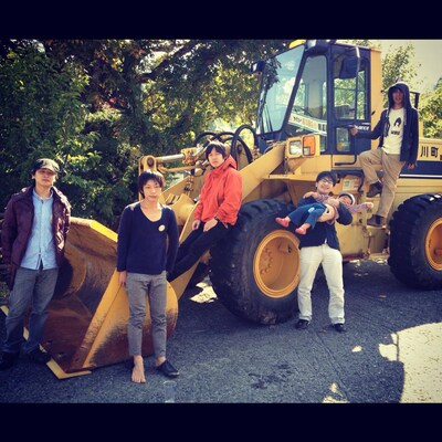 6EYES。右から2人目がサトゥ（Sax）。