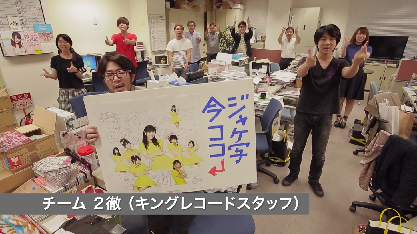 AKB48「心のプラカード (STAFF Ver.)」PVのワンシーン。 (c)AKS