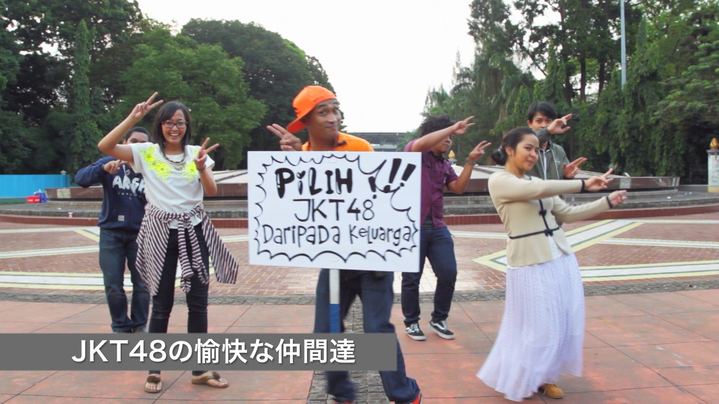 AKB48「心のプラカード (STAFF Ver.)」PVのワンシーン。 (c)AKS