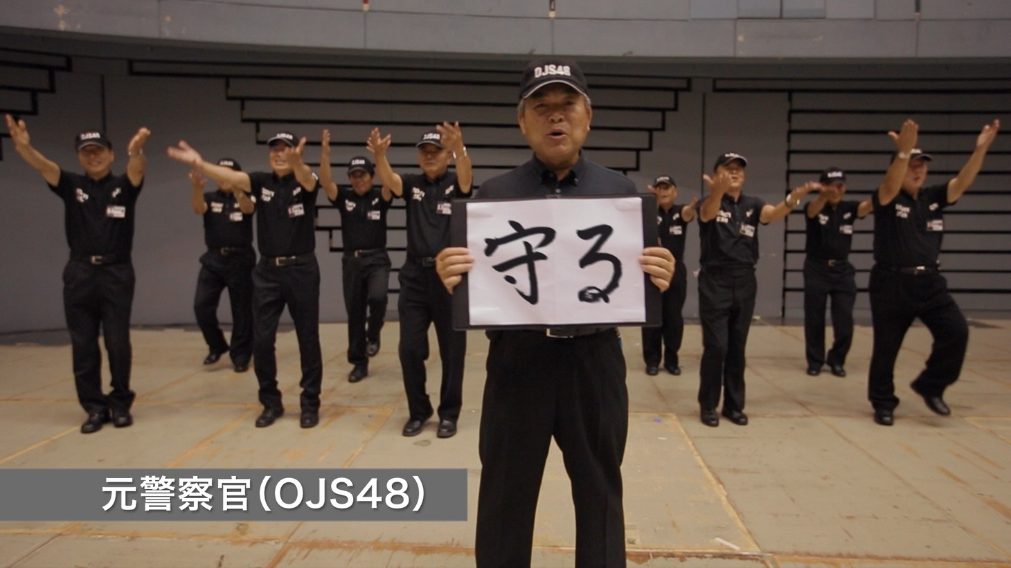 AKB48「心のプラカード (STAFF Ver.)」PVのワンシーン。 (c)AKS