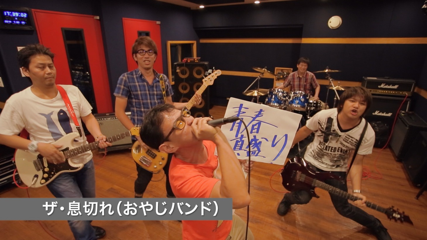 AKB48「心のプラカード (STAFF Ver.)」PVのワンシーン。 (c)AKS
