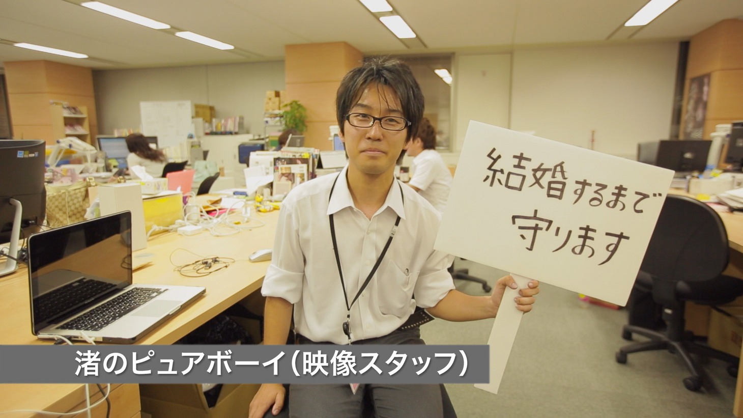 AKB48「心のプラカード (STAFF Ver.)」PVのワンシーン。 (c)AKS