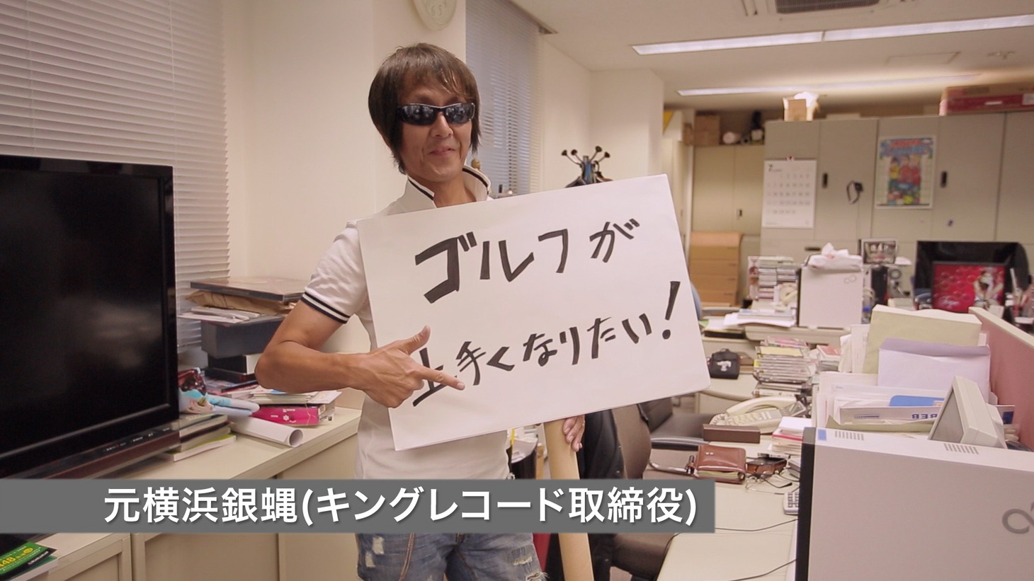 AKB48「心のプラカード (STAFF Ver.)」PVのワンシーン。 (c)AKS