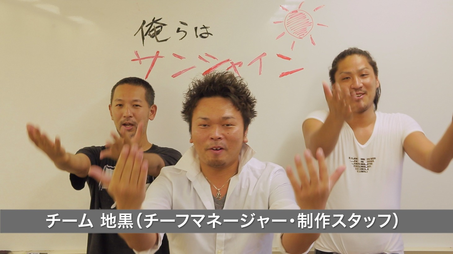 AKB48「心のプラカード (STAFF Ver.)」PVのワンシーン。 (c)AKS