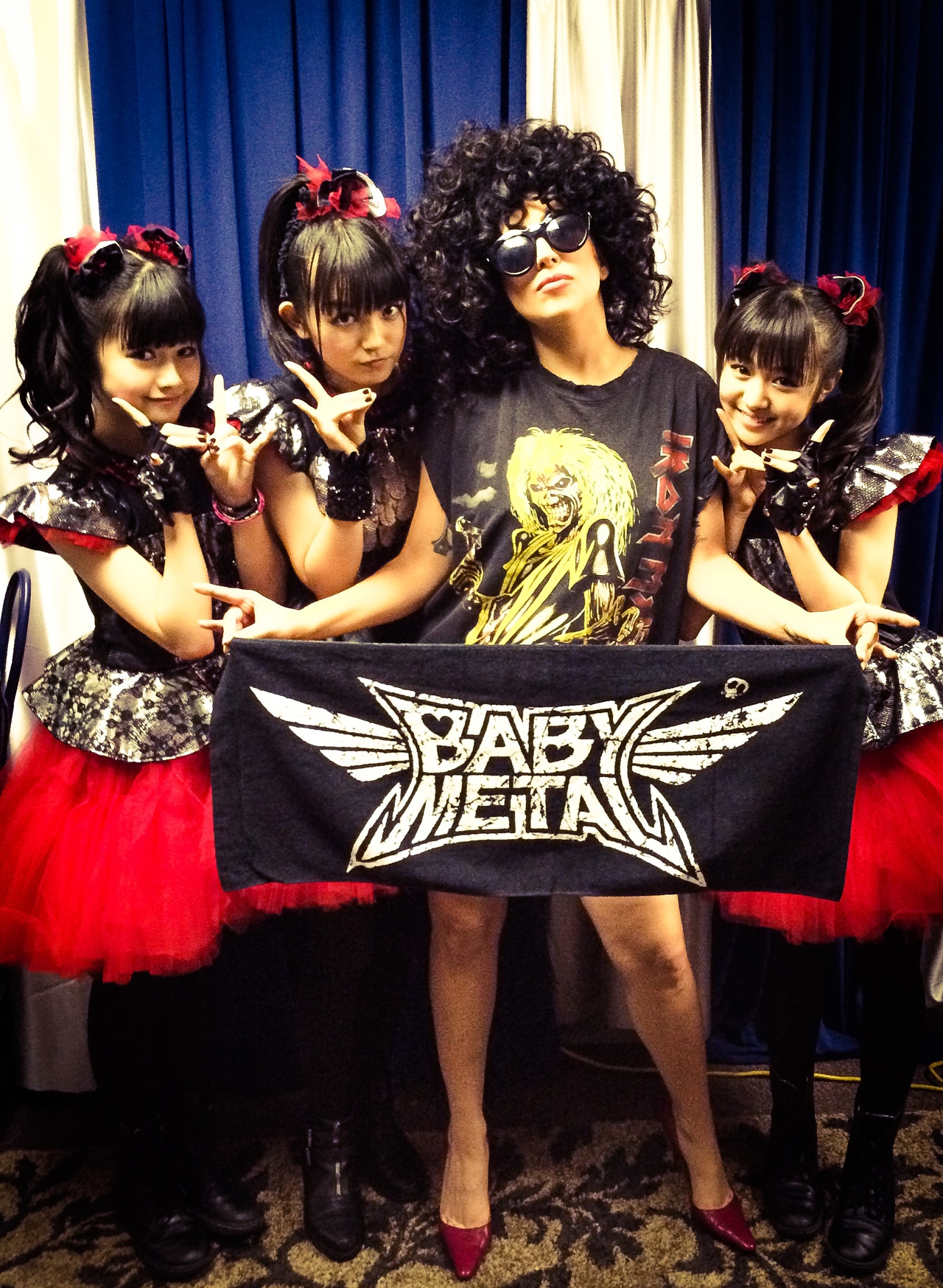 BABYMETALとレディー・ガガ（右から2番目）の記念写真。