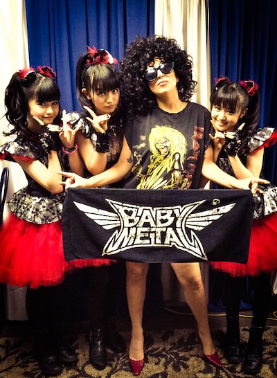 BABYMETALとレディー・ガガ（右から2番目）の記念写真。