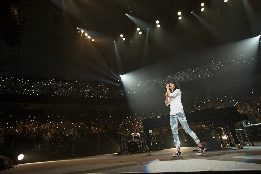 アンジェラ・アキ「Concert Tour 2014 TAPESTRY OF SONGS -THE BEST OF ANGELA AKI」日本武道館公演の様子。