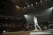 アンジェラ・アキ「Concert Tour 2014 TAPESTRY OF SONGS -THE BEST OF ANGELA AKI」日本武道館公演の様子。