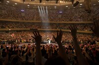 アンジェラ・アキ「Concert Tour 2014 TAPESTRY OF SONGS -THE BEST OF ANGELA AKI」日本武道館公演の様子。