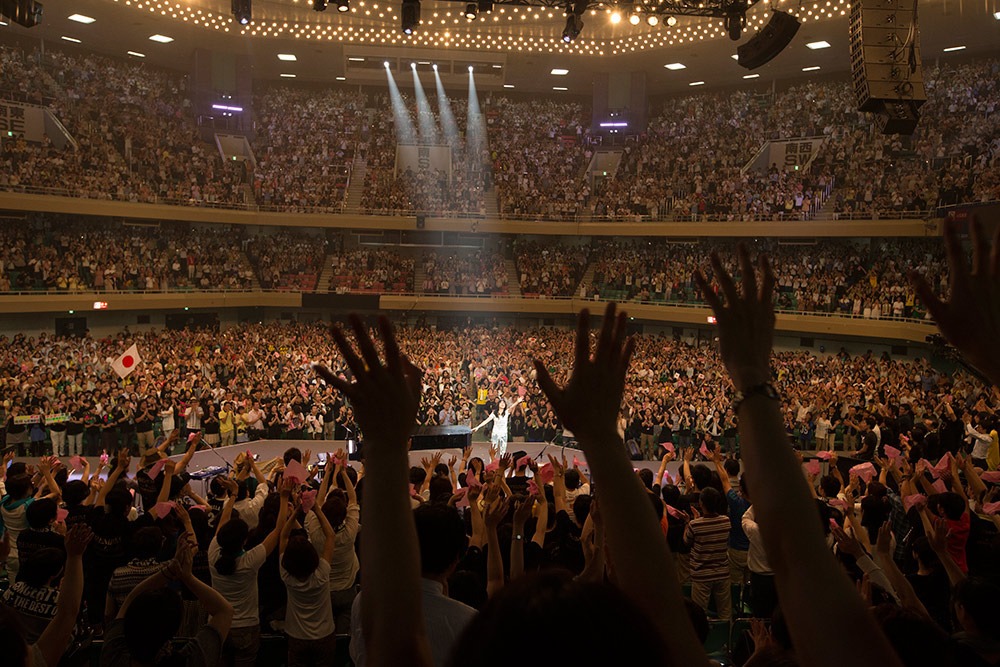 アンジェラ・アキ「Concert Tour 2014 TAPESTRY OF SONGS -THE BEST OF ANGELA AKI」日本武道館公演の様子。
