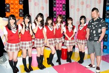 「NMB48山本彩のM-姉 ～ミュージックお姉さん～」にゲスト出演したNMB48メンバーとMCのケンドーコバヤシ。