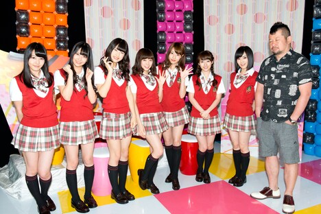 「NMB48山本彩のM-姉 ～ミュージックお姉さん～」にゲスト出演したNMB48メンバーとMCのケンドーコバヤシ。