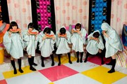 スイカの早食い競争に挑戦するNMB48メンバー。