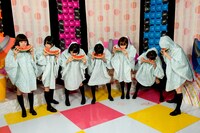 スイカの早食い競争に挑戦するNMB48メンバー。