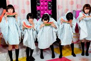 スイカの早食い競争に挑戦するNMB48メンバー。