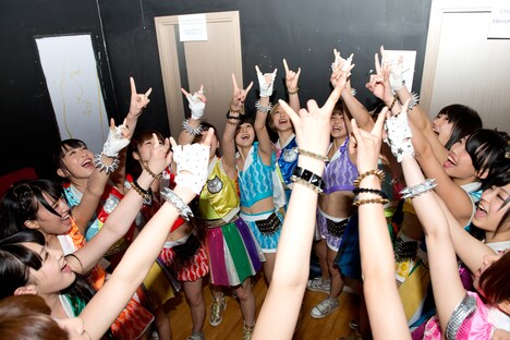 「KAWAII POP FES by@JAM vol.3 香港 2014」にて意気投合したアップアップガールズ（仮）とCheeky Parade。