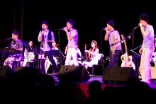 アンコールでカサリンチュと共演するDEEN。