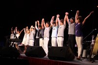 客席に挨拶をする一同。