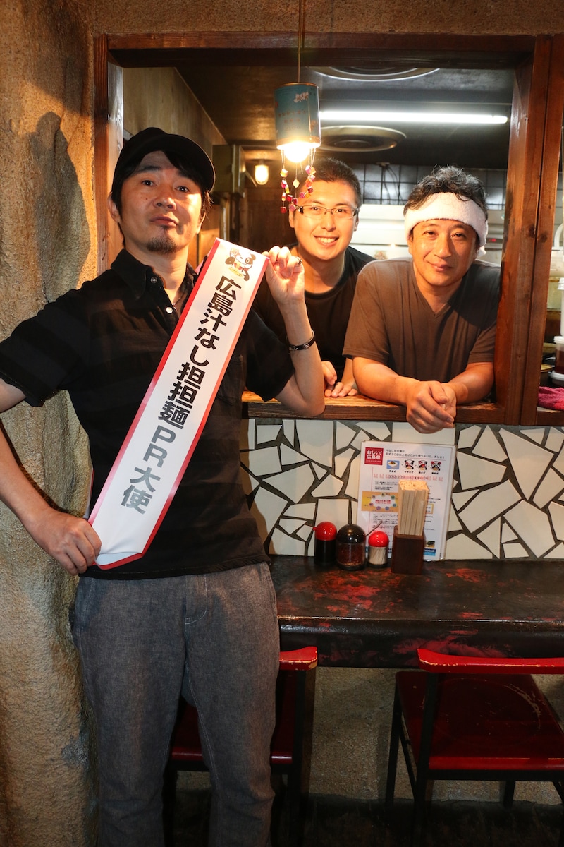 広島の名店「きさく」を訪問した「広島汁なし担担麺PR大使」増子直純（左）。