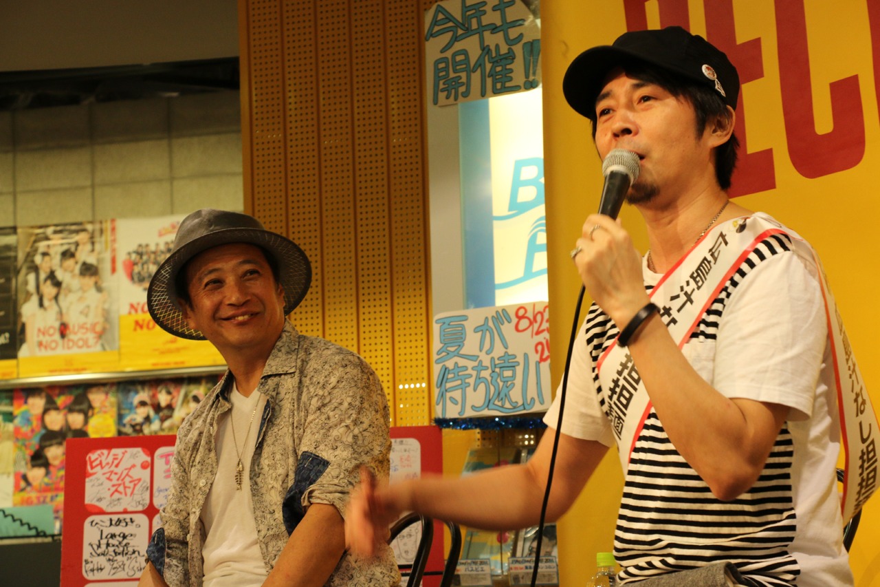 8月2日にタワーレコード広島店で行われたイベントの様子。「きさく」店主・服部幸一氏（左）と汁なし担担麺トークを繰り広げる増子直純（右）。