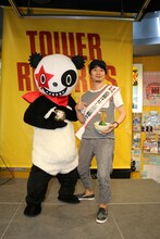 8月2日にタワーレコード広島店で行われたイベントの様子。広島のマスコットキャラクター「汁なしパンダ坦坦（タンタン）」（左）と増子直純（右）のツーショット。