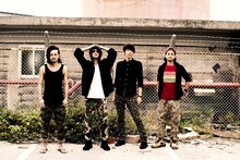 NEENEE。左からテツシ（DJ）、ヤマト（Vo）、セイジ（B, Manager）、タカシ（G）。