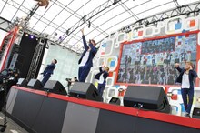 「めざましライブ」でパフォーマンスするDa-iCE。