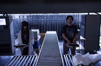 Tシャツのモデルを務めたやくしまるえつこ（左）と真鍋大度（右）。