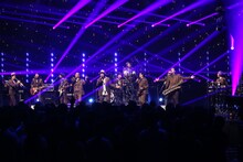 東京スカパラダイスオーケストラとMONGOL800のコラボステージの様子。 (c)日本テレビ