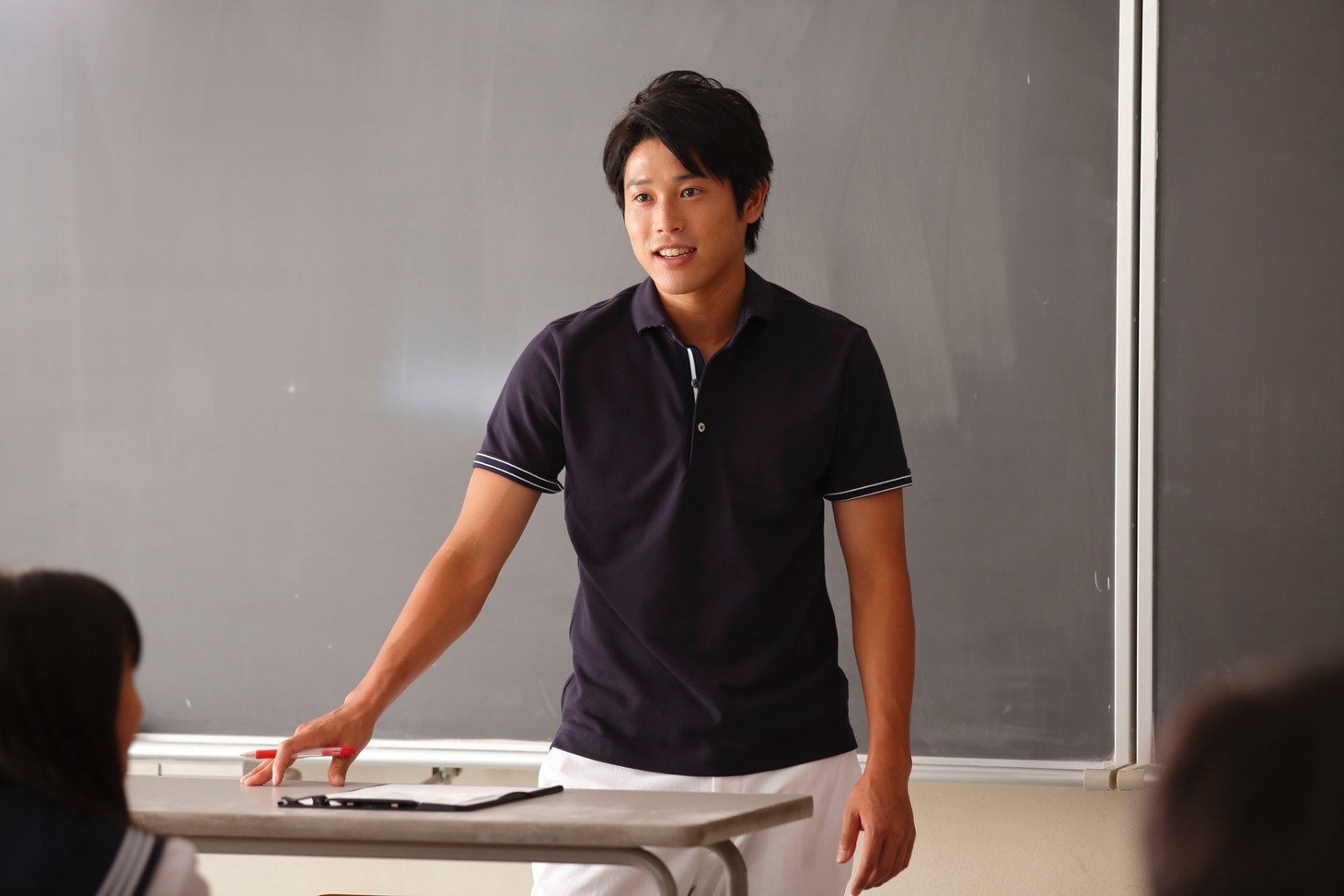 体育教師を演じる内田篤人。