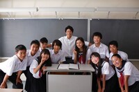 内田篤人とビデオクリップに生徒役で出演した俳優たち。