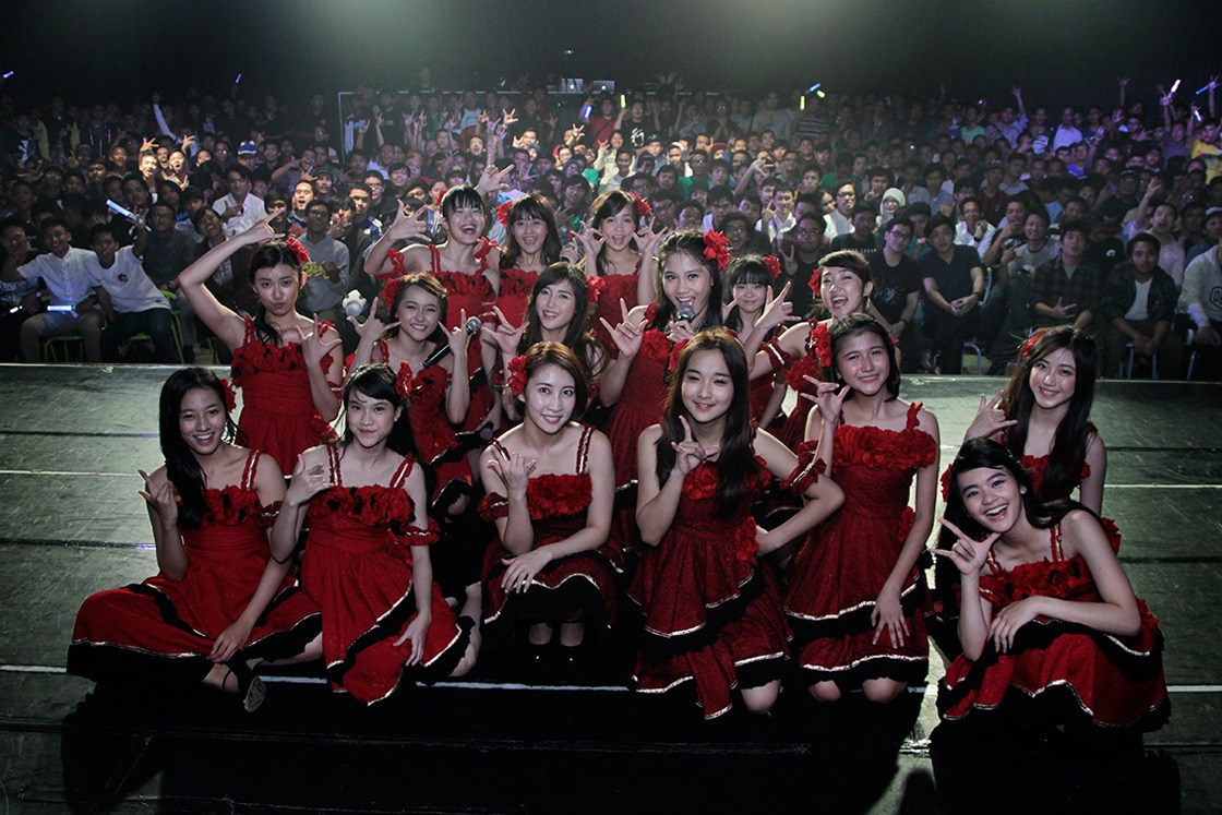 JKT48劇場デビューした近野莉菜（前列左から3番目）とチームKIIIメンバー。(c)JKT48 Project