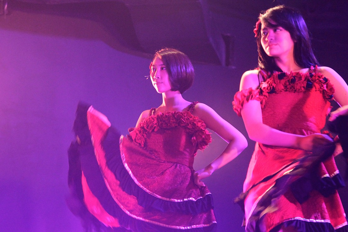 チームKIII「青春ガールズ」公演でJKT48劇場デビューした近野莉菜（左）。(c)JKT48 Project