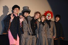 SEKAI NO OWARIとウーマンラッシュアワー。左から中川パラダイス、Nakajin、Fukase、Saori、DJ LOVE、村本大輔。