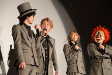 トーク中のSEKAI NO OWARI。