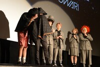 舞台挨拶中盤、頭からポンチョをかぶった2人組が登場。