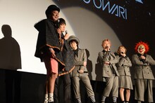 フードを外し、正体を明かしたウーマンラッシュアワー。