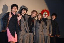 SEKAI NO OWARIとウーマンラッシュアワー。左から中川パラダイス、Nakajin、Fukase、Saori、DJ LOVE、村本大輔。