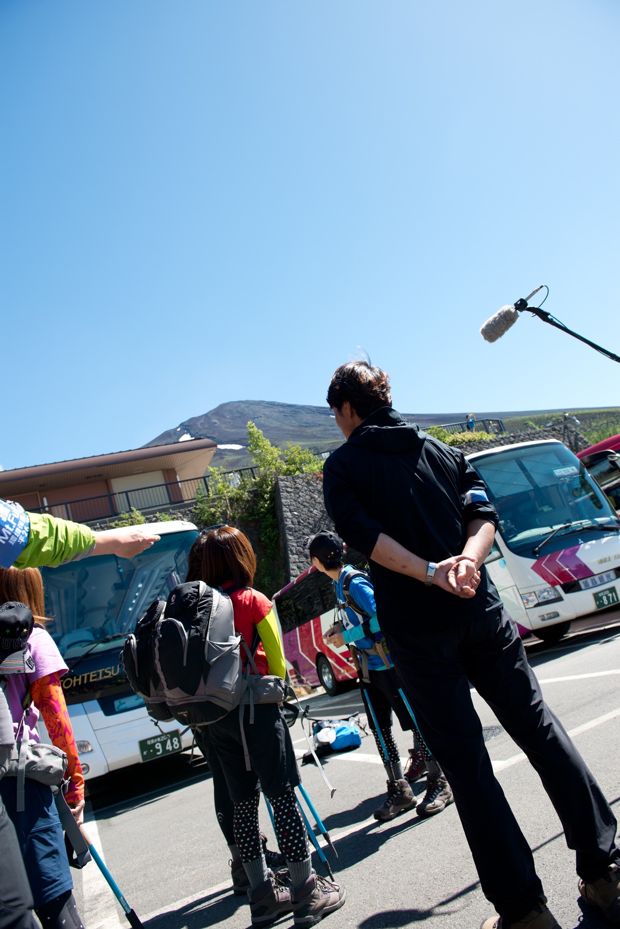 富士山5合目駐車場にて富士山山頂を見つめるメンバーたち。
