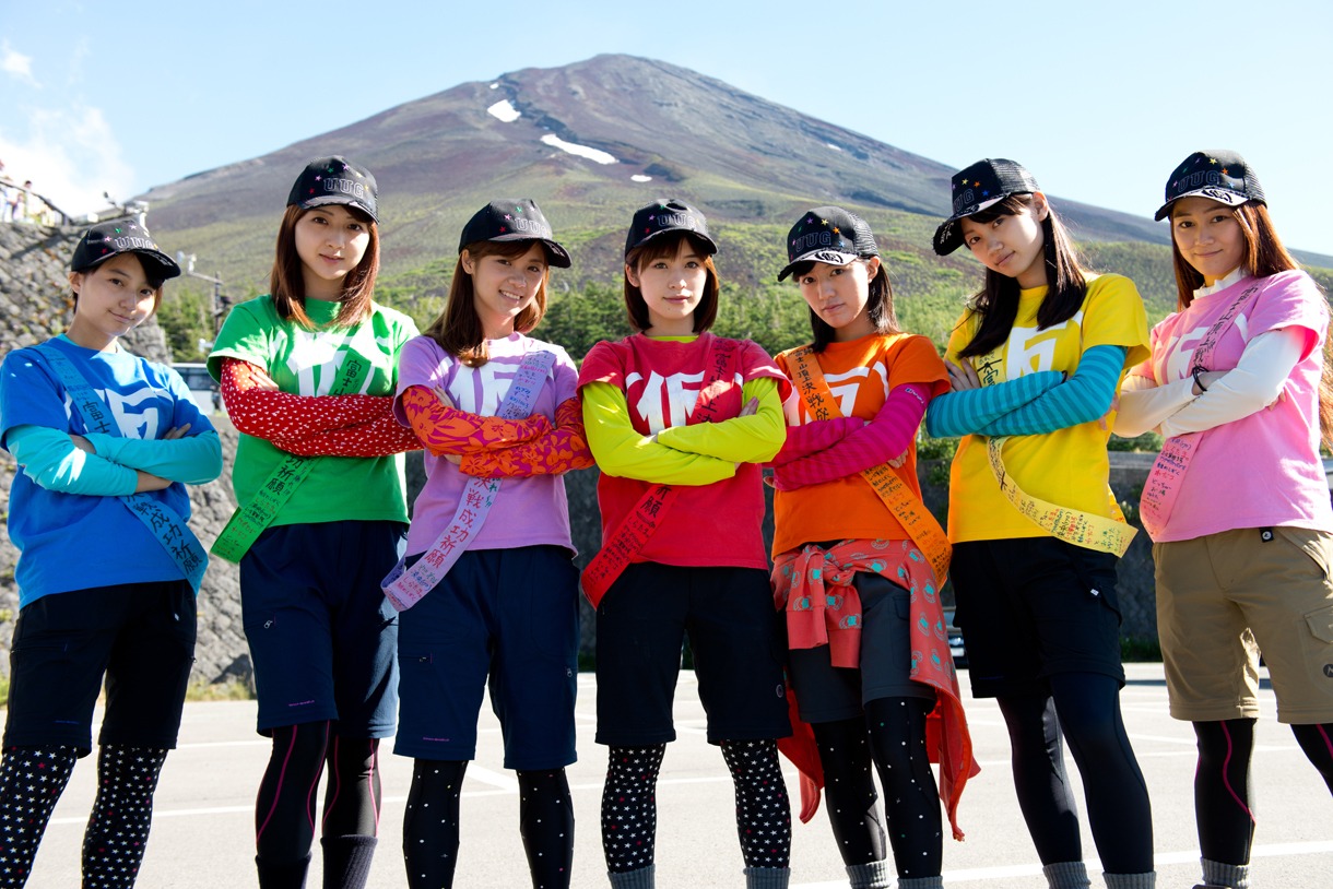 富士山をバックに記念撮影するアップアップガールズ（仮）。