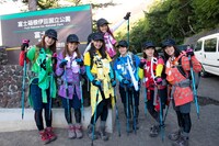 登山スタート時のアップアップガールズ（仮）の様子。